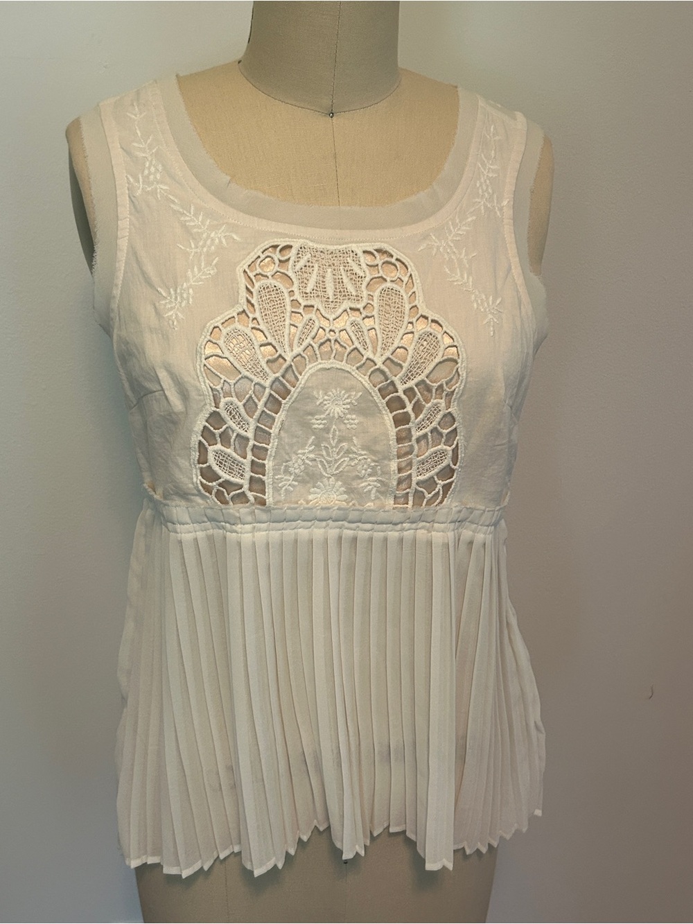 Cream Sleeveless Lace Cutout Pleated Top - American Eagle Size XS! Flowy & cute!